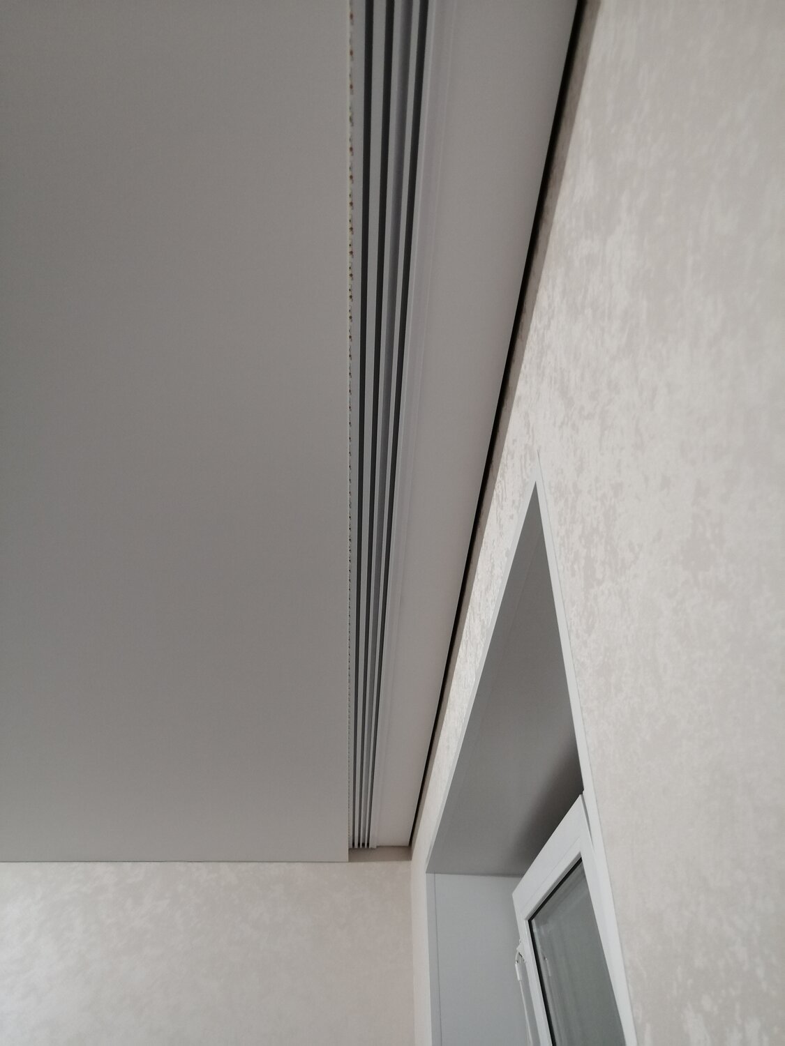 Как убрать гардину с натяжного потолка - 82 фото