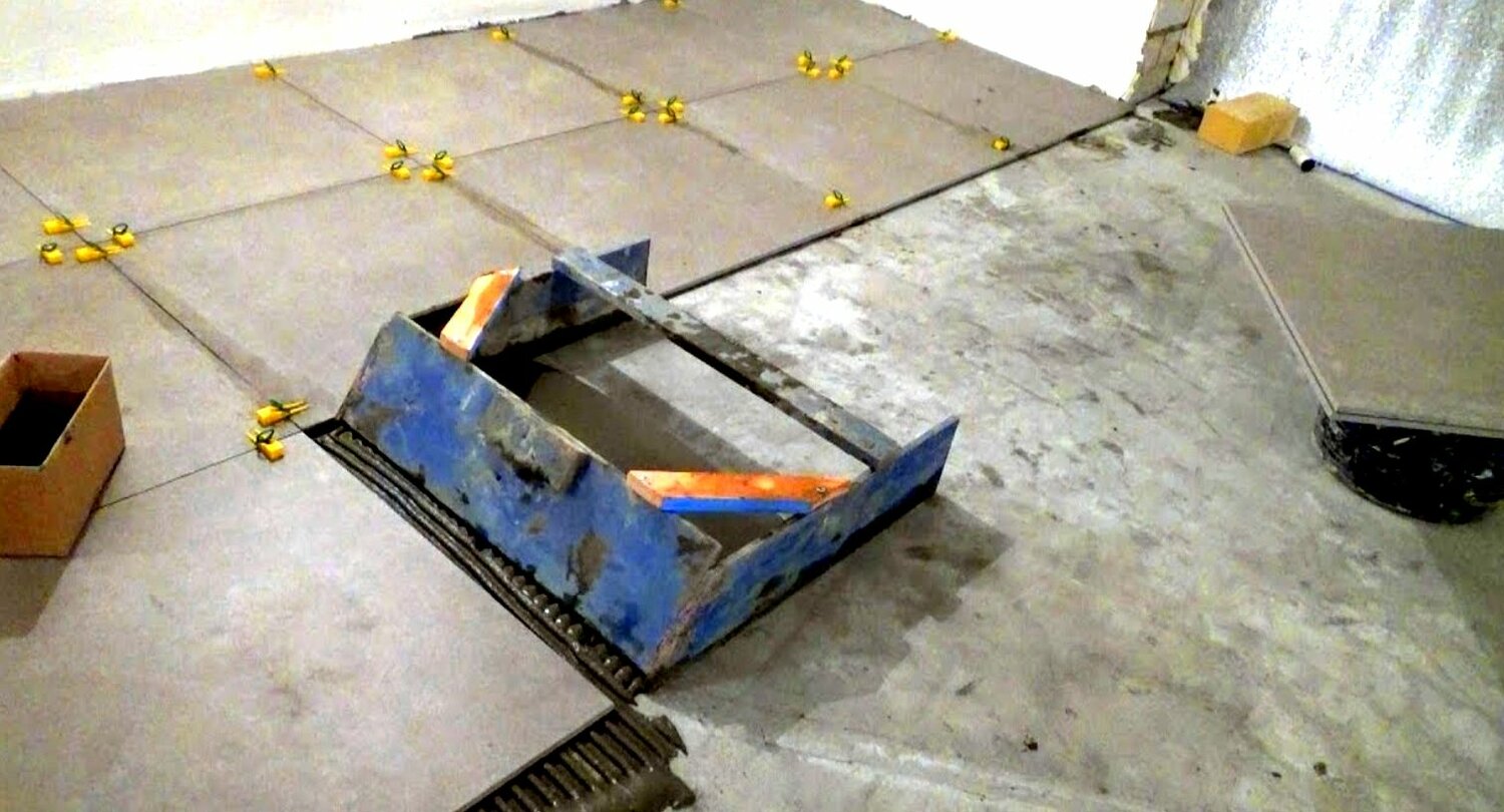 Обрезка плитки с бетоном под ножку ванны