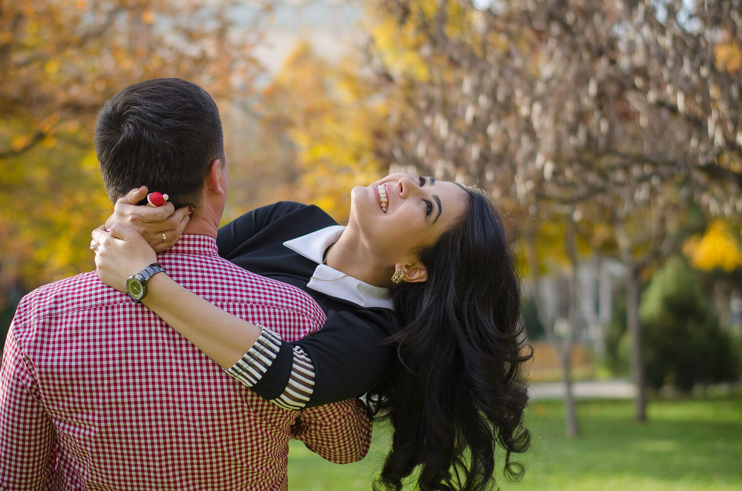 влюбленная пара, влюбленные, парная фотосессия осенью, осенняя фотосессия пары, девушка