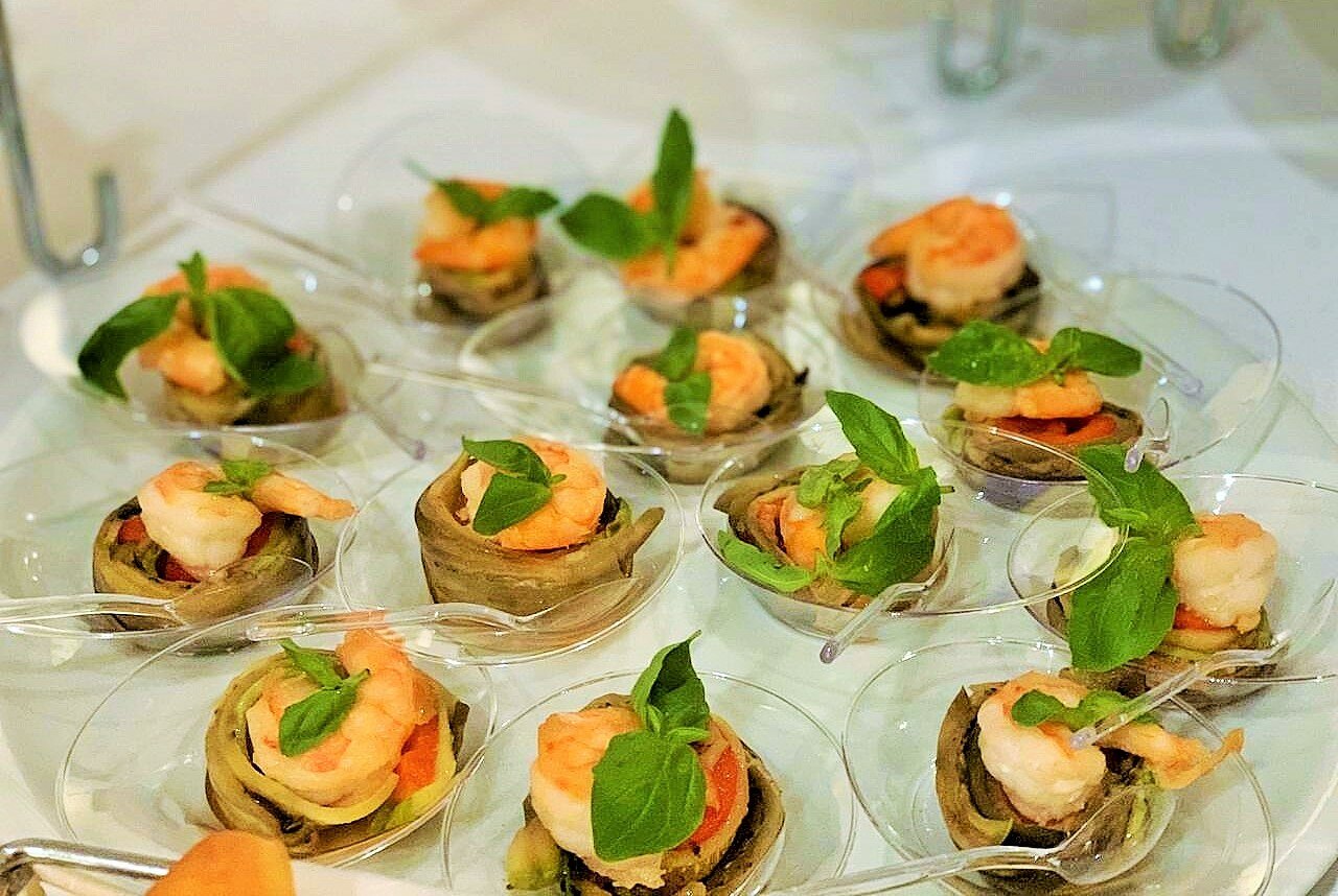 закуска, аппетитные закуски, кейтеринг, фуршет, салаты порционно на банкет
