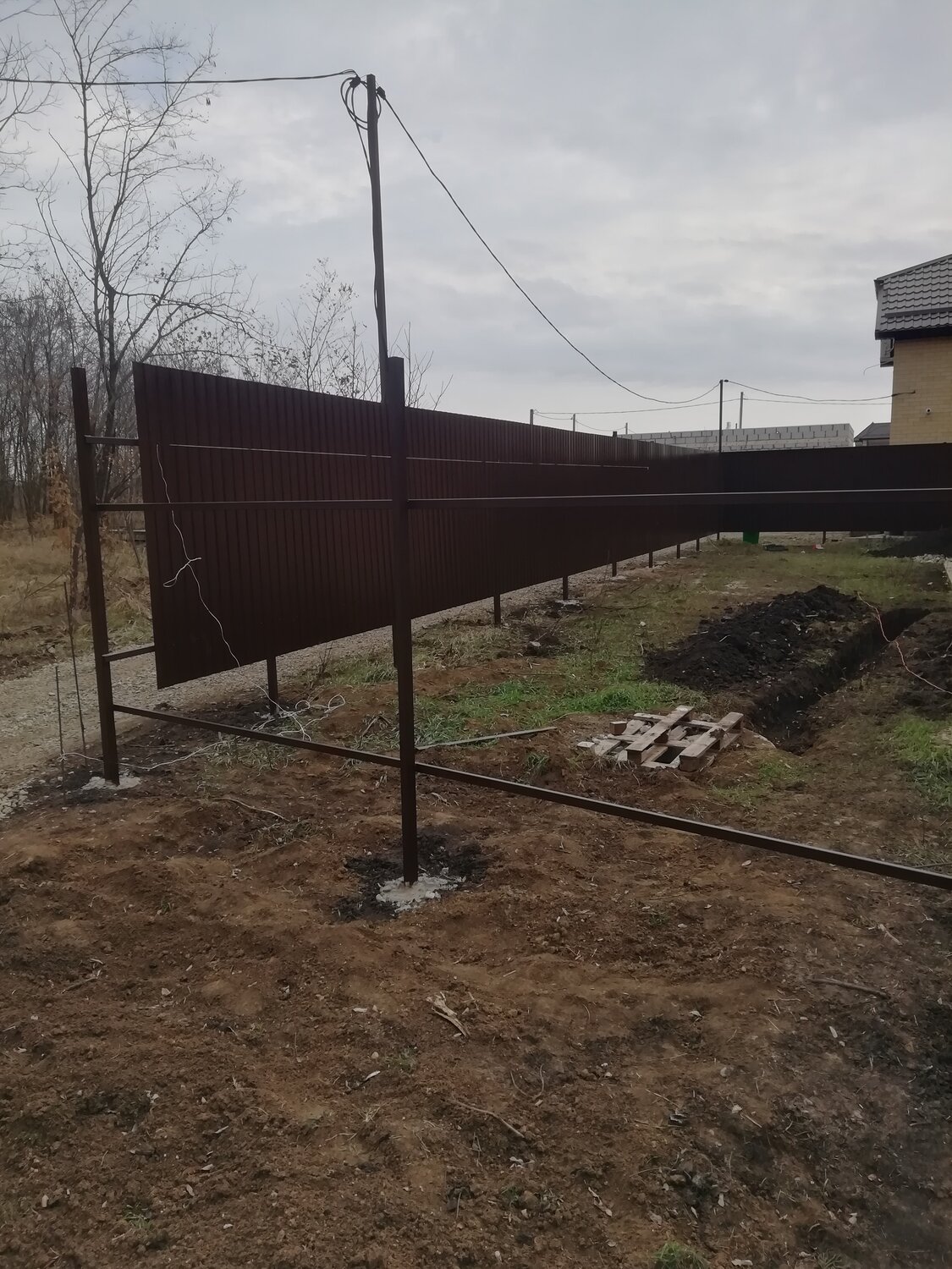 фасадный забор на винтовых сваях, забор, забор гранд лайн на фундаменте, забор на сваях, монтаж забора из профлиста