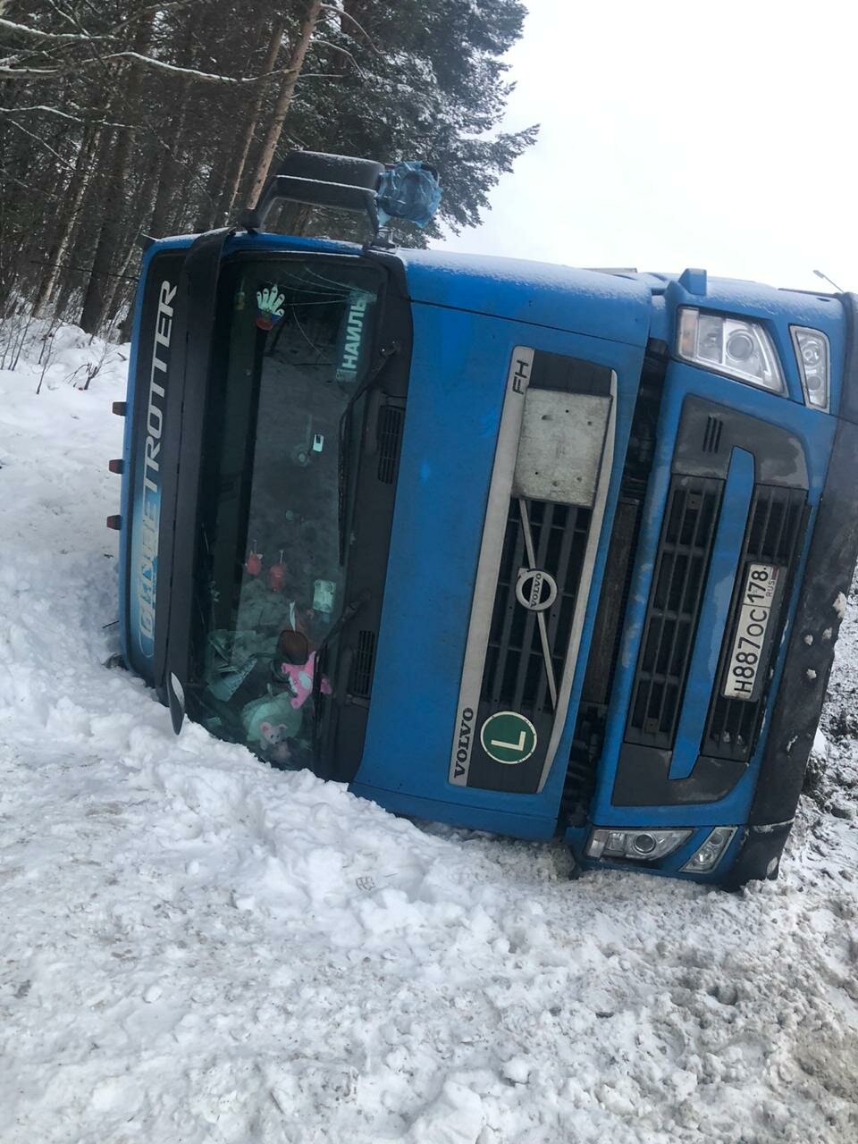 дтп с автобусом в тюменской области, грузовой автомобиль, водители камаза североуральск, грузовик, вольво fh 12 фура перевернулся