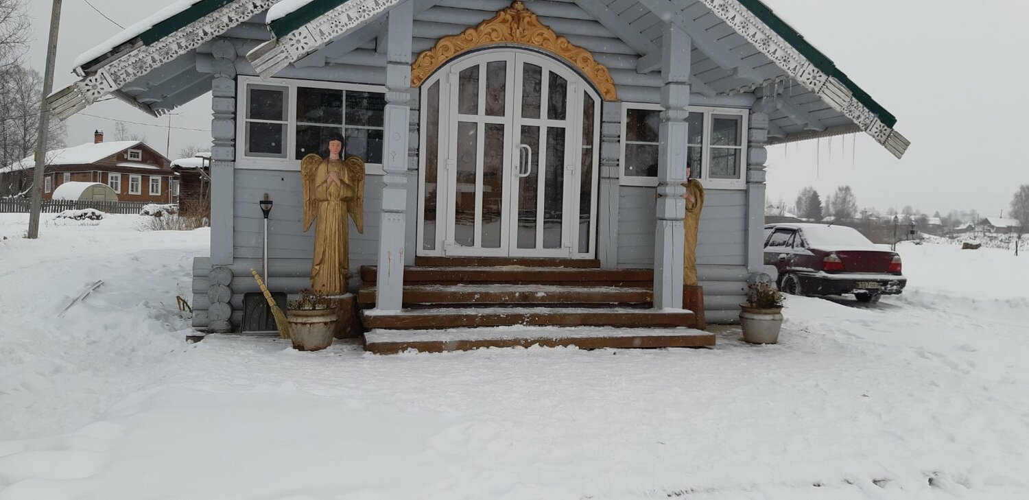 крыльцо в деревне, деревянный дом, крыльцо дома в зимних районах, русское крыльцо, крыльцо