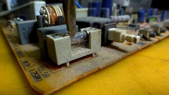 samsung 245b plus блок питания, деталь, схема, железный радиатор в блоке питания, компьютерный блок питания
