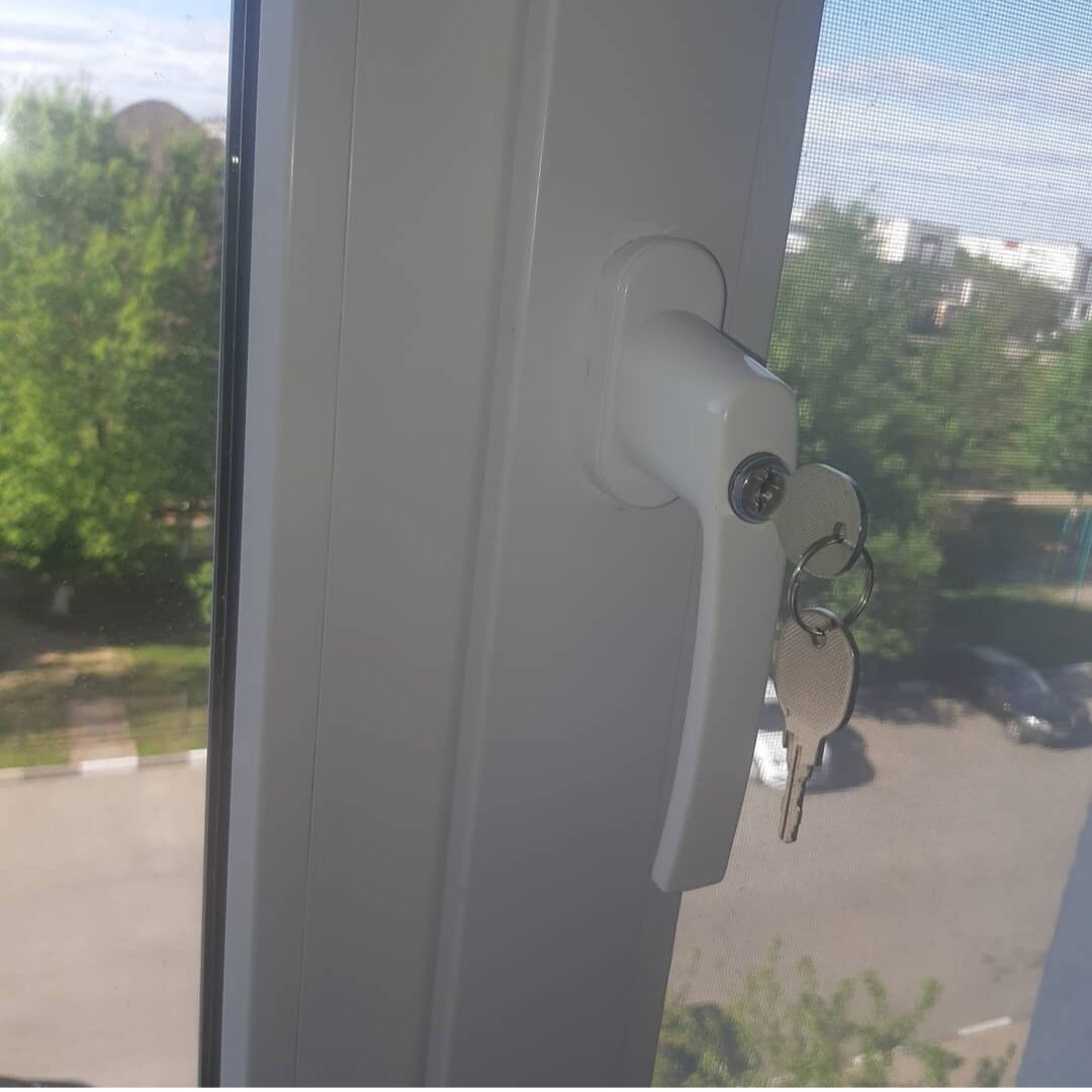 Установка на окна замка от детей