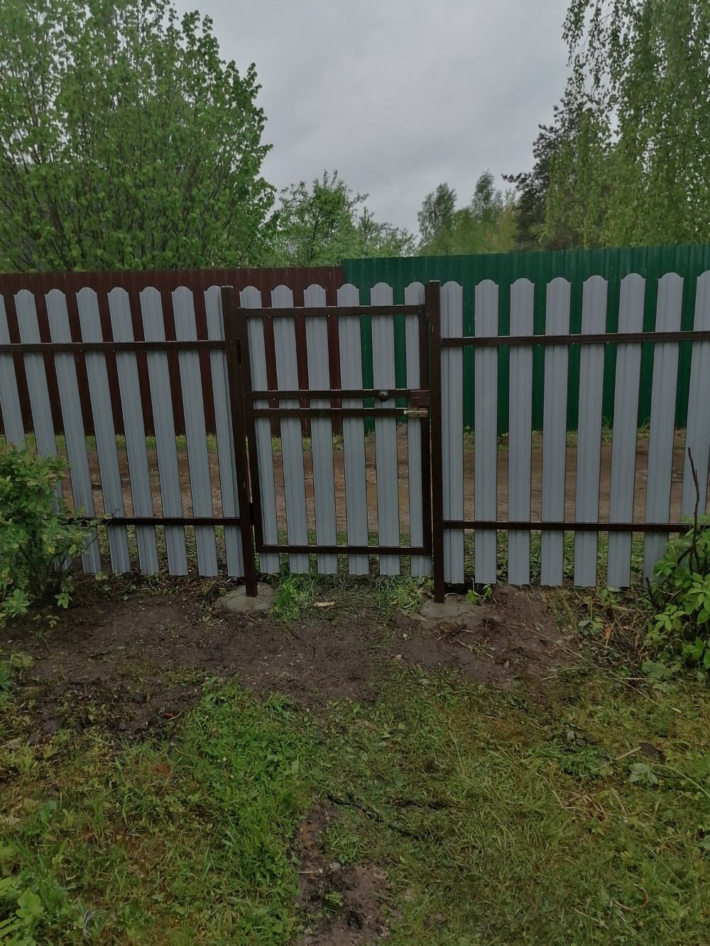 штакетник, забор для палисадника из металлического штакетника, забор из евроштакетника шахматка, забор из штакетника внутри, калитка евроштакетник