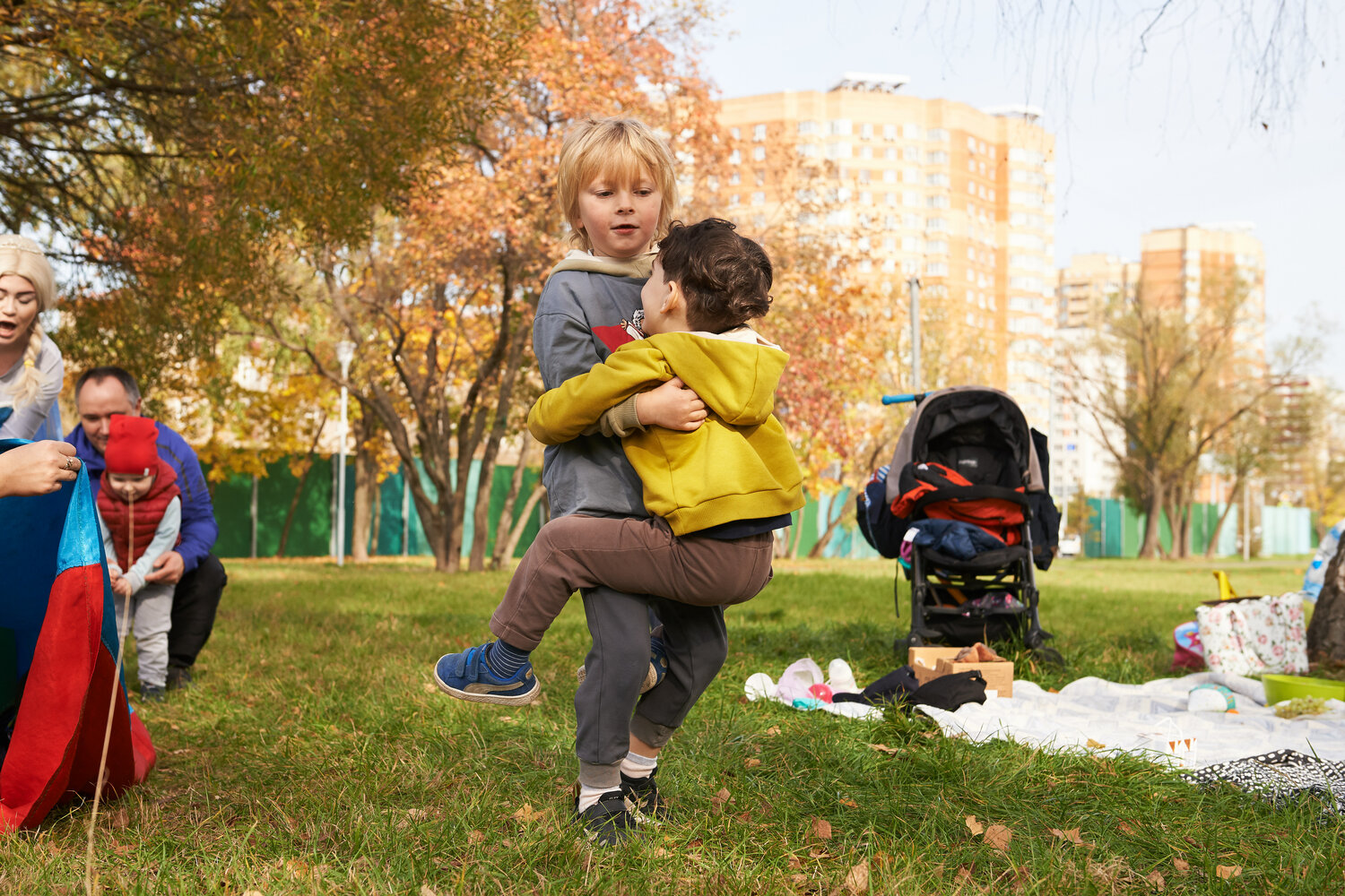 семейная фотосессия, семейный, человек, школьники на прогулке, люди