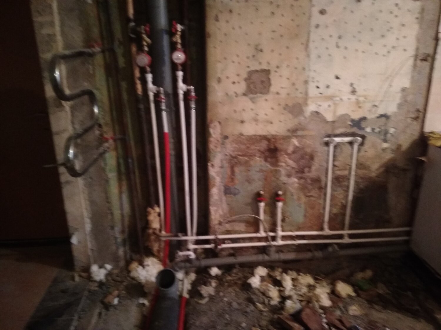 разводка сантехники, разводка труб для водоснабжения в квартире в новостройке, наружная разводка труб в совмещенном санузле, ревизионная разводка труб, разводка полипропилен