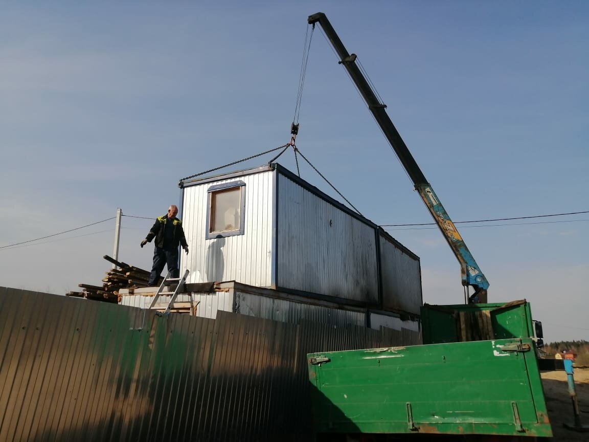 бытовка для строителей, главмосжби бытовки, подъем бытовки, манипулятор с большой стрелой бытовку, бытовка