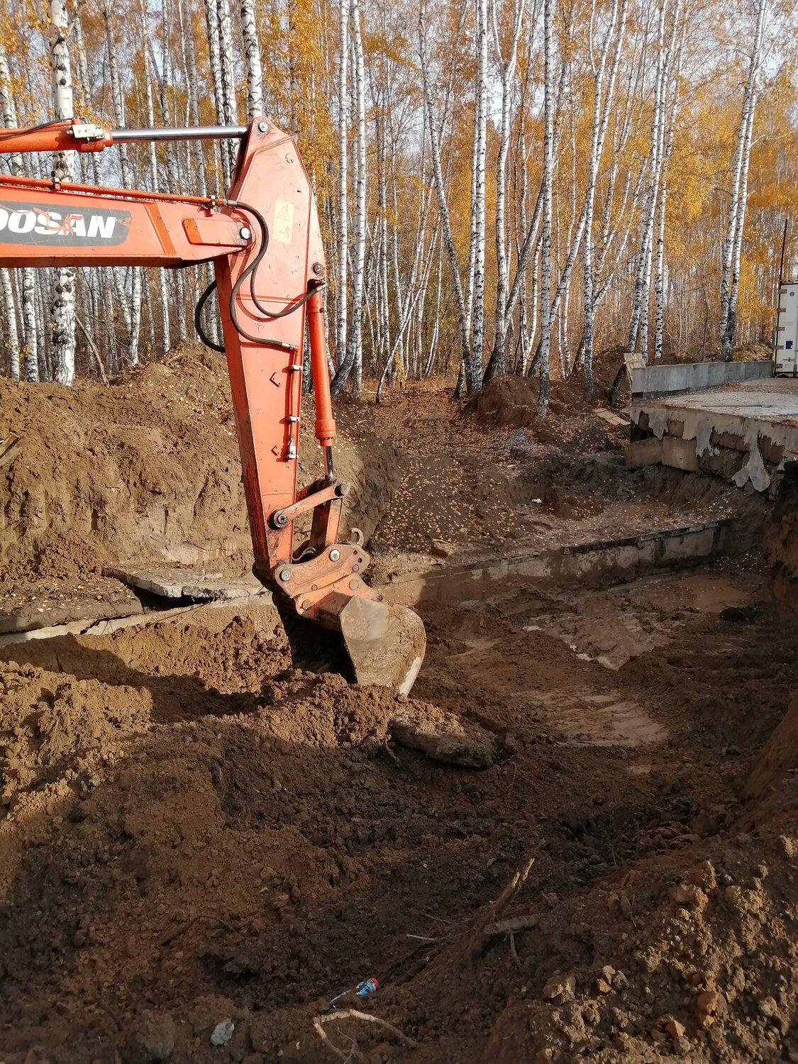 копка котлована, рытье котлована экскаватором, земляные работы, копка грунта экскаватором, рытье котлована
