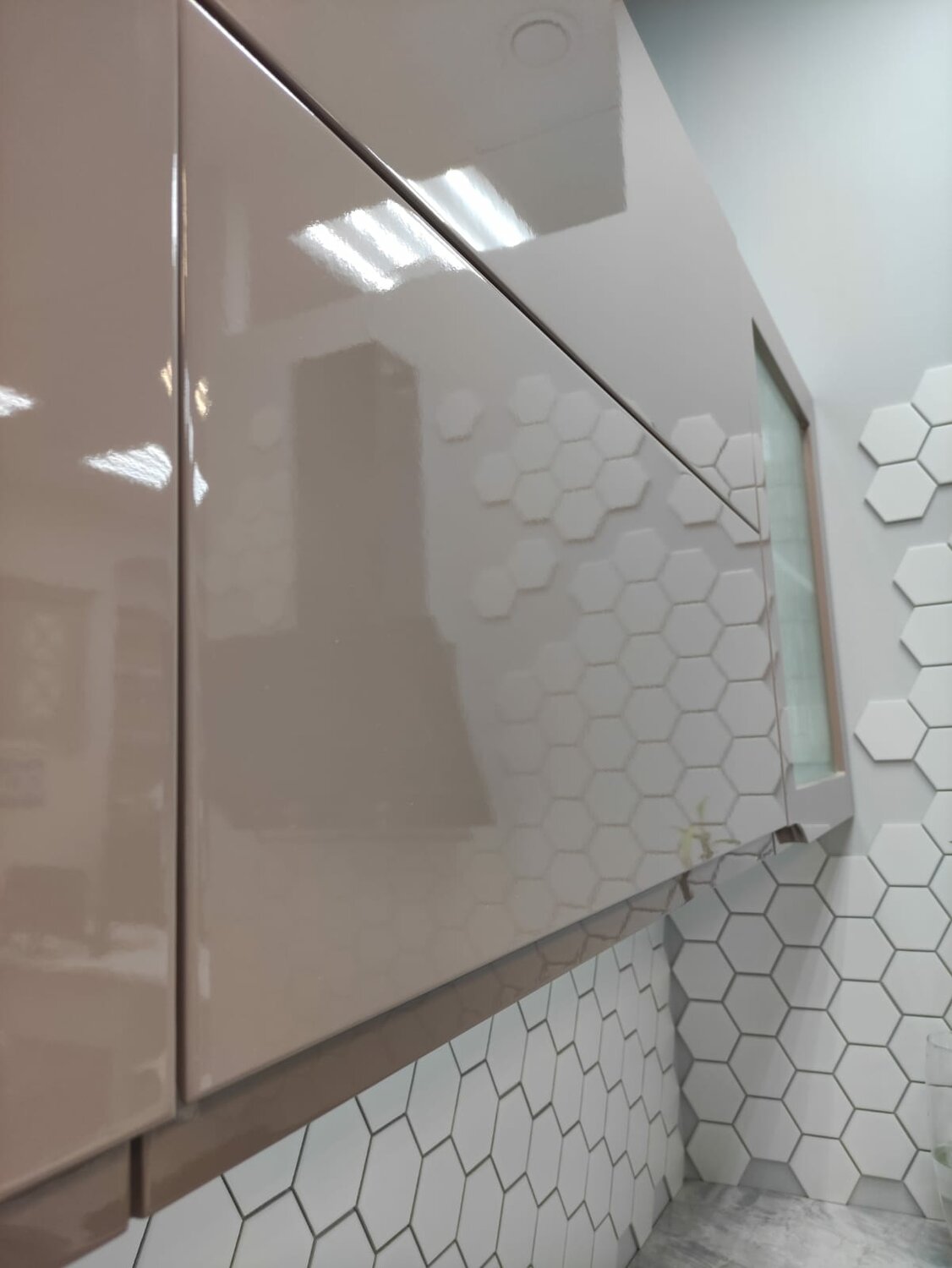 душевая плитка гексагон, мозаика керамическая starmosaic hexagon big белая, фигурная плитка для ванной, душевая кабина с шестигранной плиткой, зеркальное панно