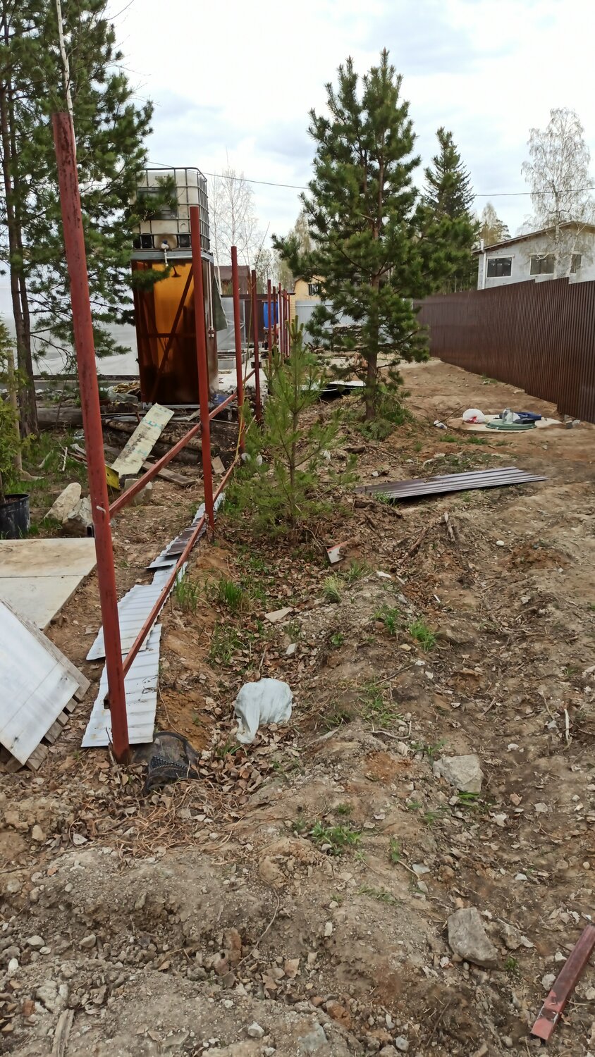 сваи под забор, столбы под забор из профнастила, фундамент для забора, участок, заливка столбов под ворота