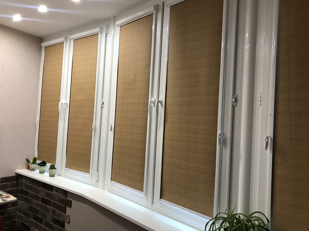 рулонные шторы, рулонные кассетные жалюзи блэкаут, рулонки на балкон светлые, жалюзи сафари рулонные на балкон, жалюзи