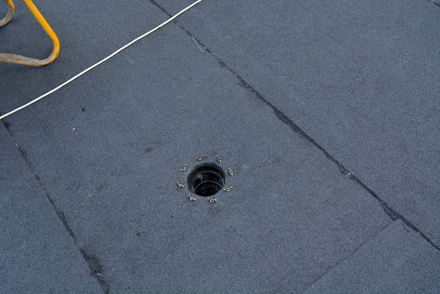 ливневка на крыше многоэтажки, асфальт, кровля, протечки рулонных кровель, дренаж каменной плоской кровли