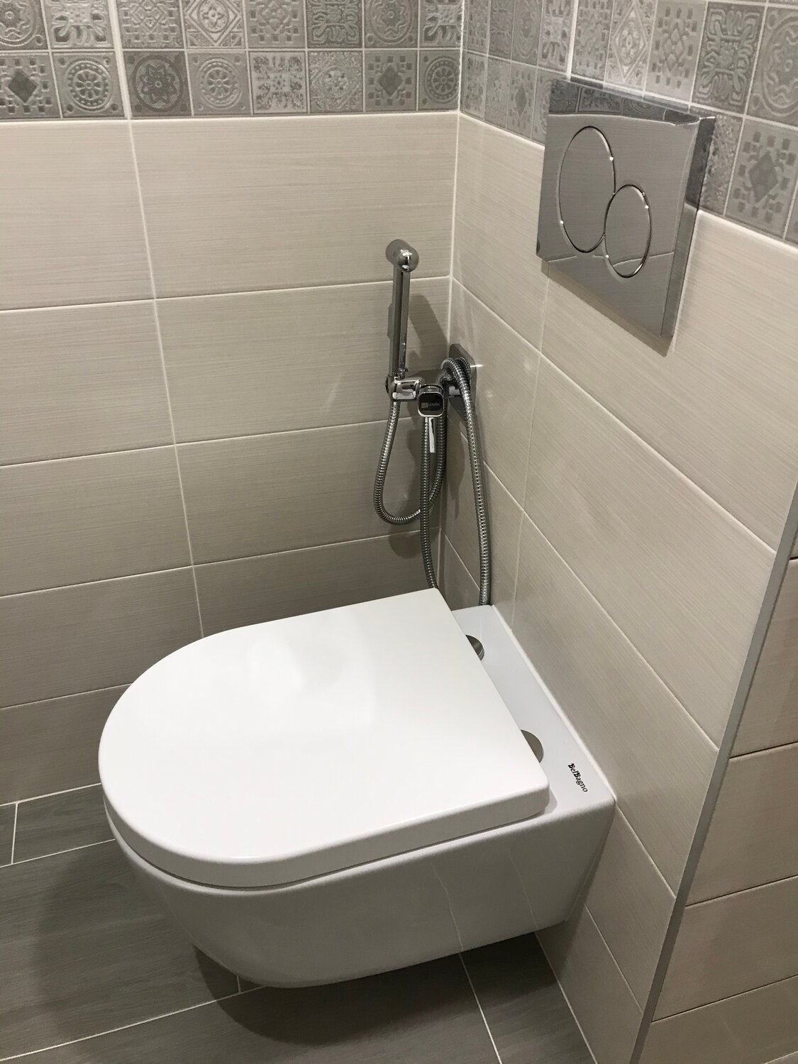 унитаз подвесной vitra s50, унитаз подвесной vitra shift 7742b003-0075, инсталляция с гигиеническим душем слева, унитаз vitra metropole, унитаз подвесной villeroy & boch subway 2.0 560610
