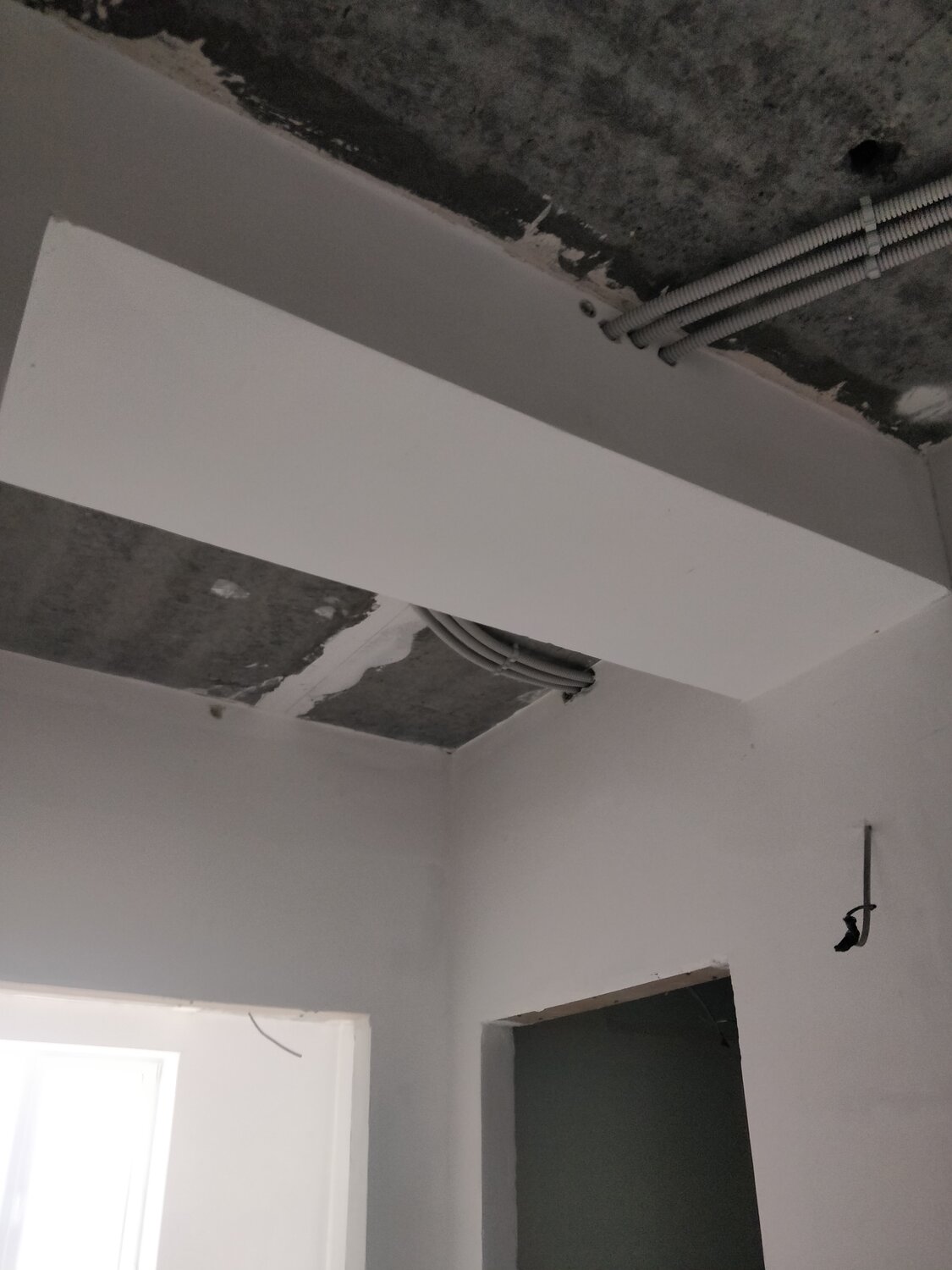 потолок, отделка потолка в монолитном доме, вентиляция в потолке из гипсокартона, потолочный короб крашеный в интерьере, многоуровневый потолок из гипсокартона зашпаклеванный