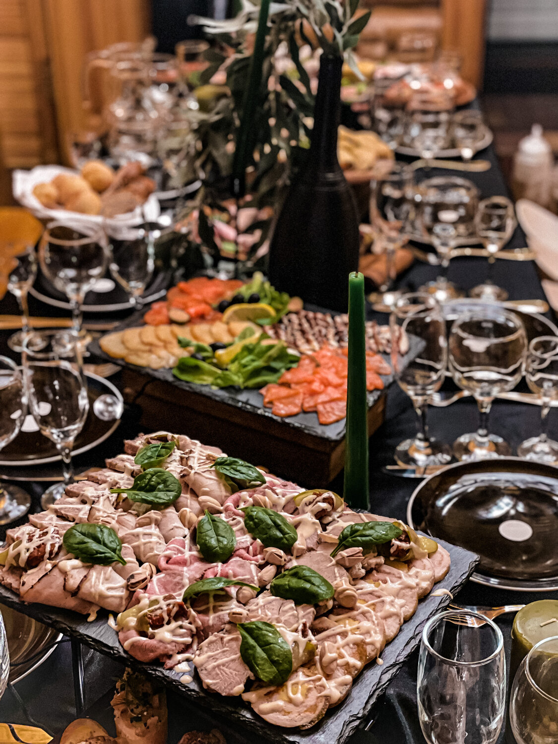 праздничный стол, еда, банкет, шведский стол пицца, испанская кухня