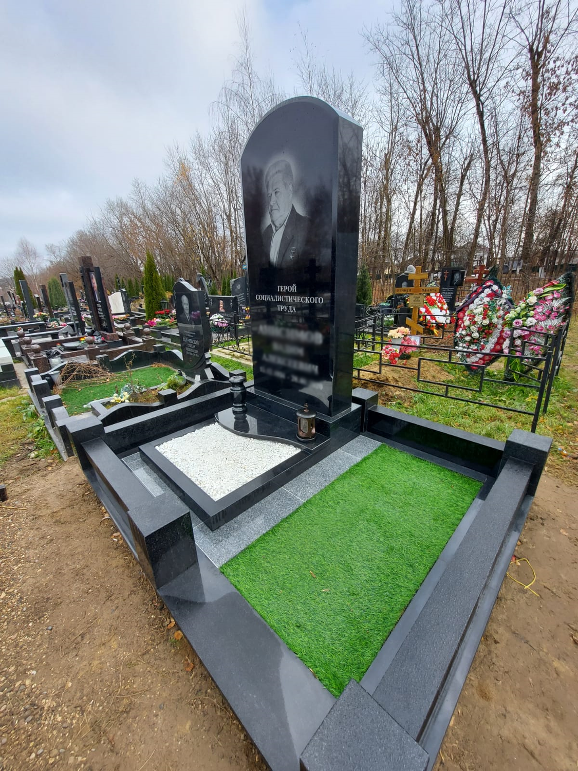 памятники, гранитная мастерская алабушевского кладбища, памятники и ограды, памятник для подводника мужчины на кладбище, кладбище