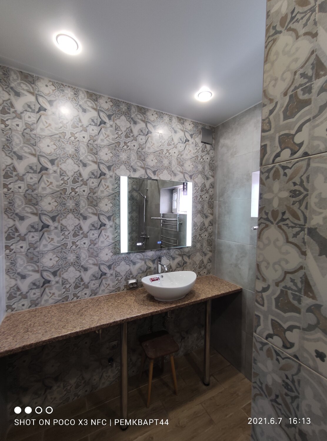 мозаика из гальки в интерьере ванной, плитка ричмонд керама марацци, плитка с листьями для ванной, ванная комната