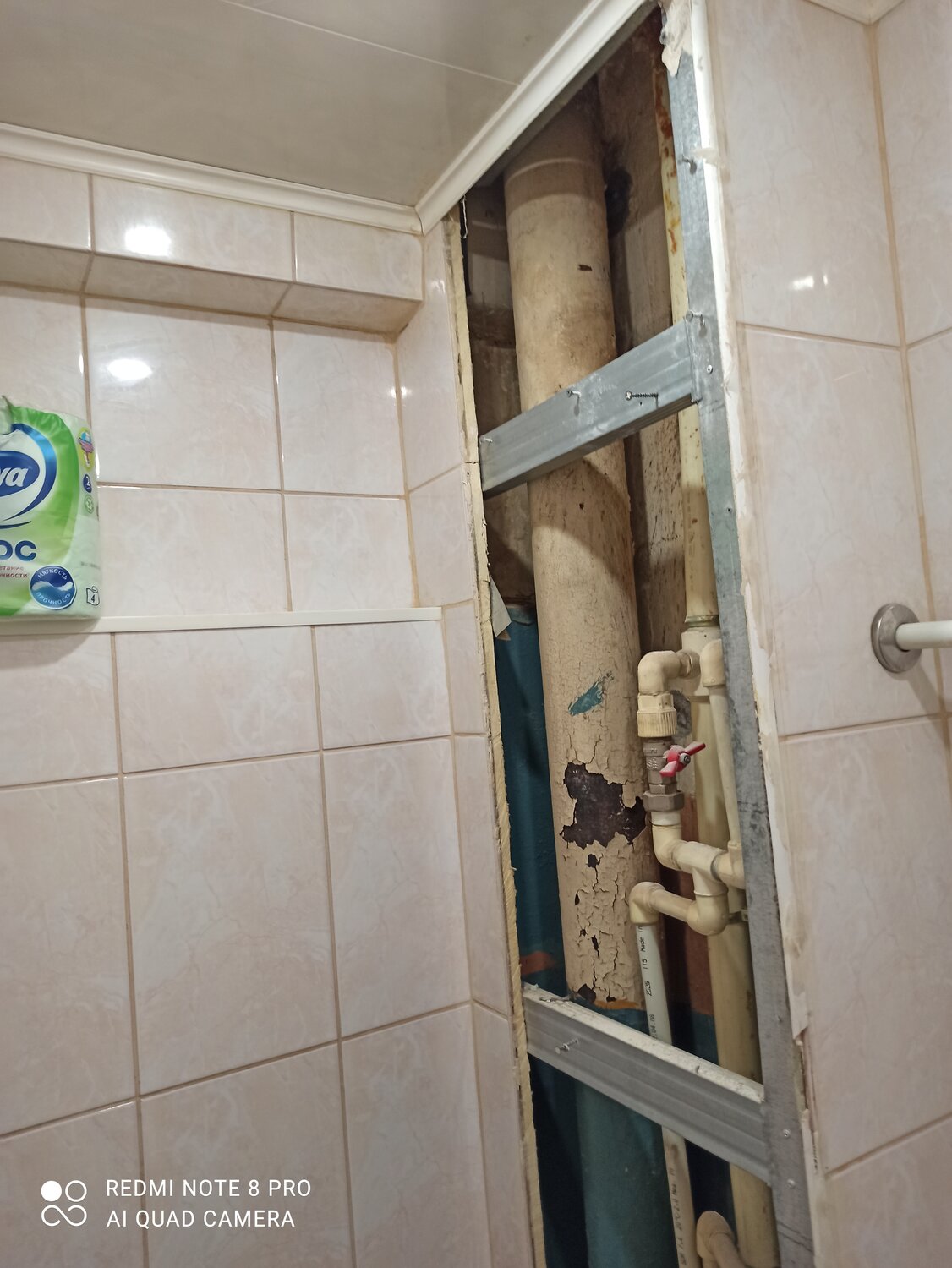 съемный короб для труб в ванной