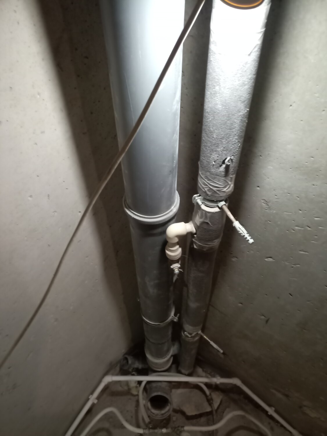 канализационные трубы в квартире, стояковые трубы в квартире, канализация в панельном доме, вертикальная труба канализации, диагональ канализационной трубы в квартире