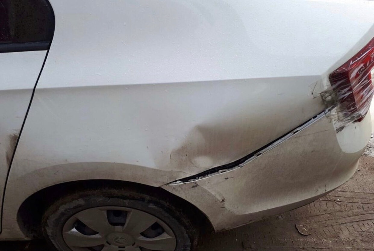 царапина с вмятиной на двери автомобиля, автомобиль, отошла краска на бампере, машин, авто