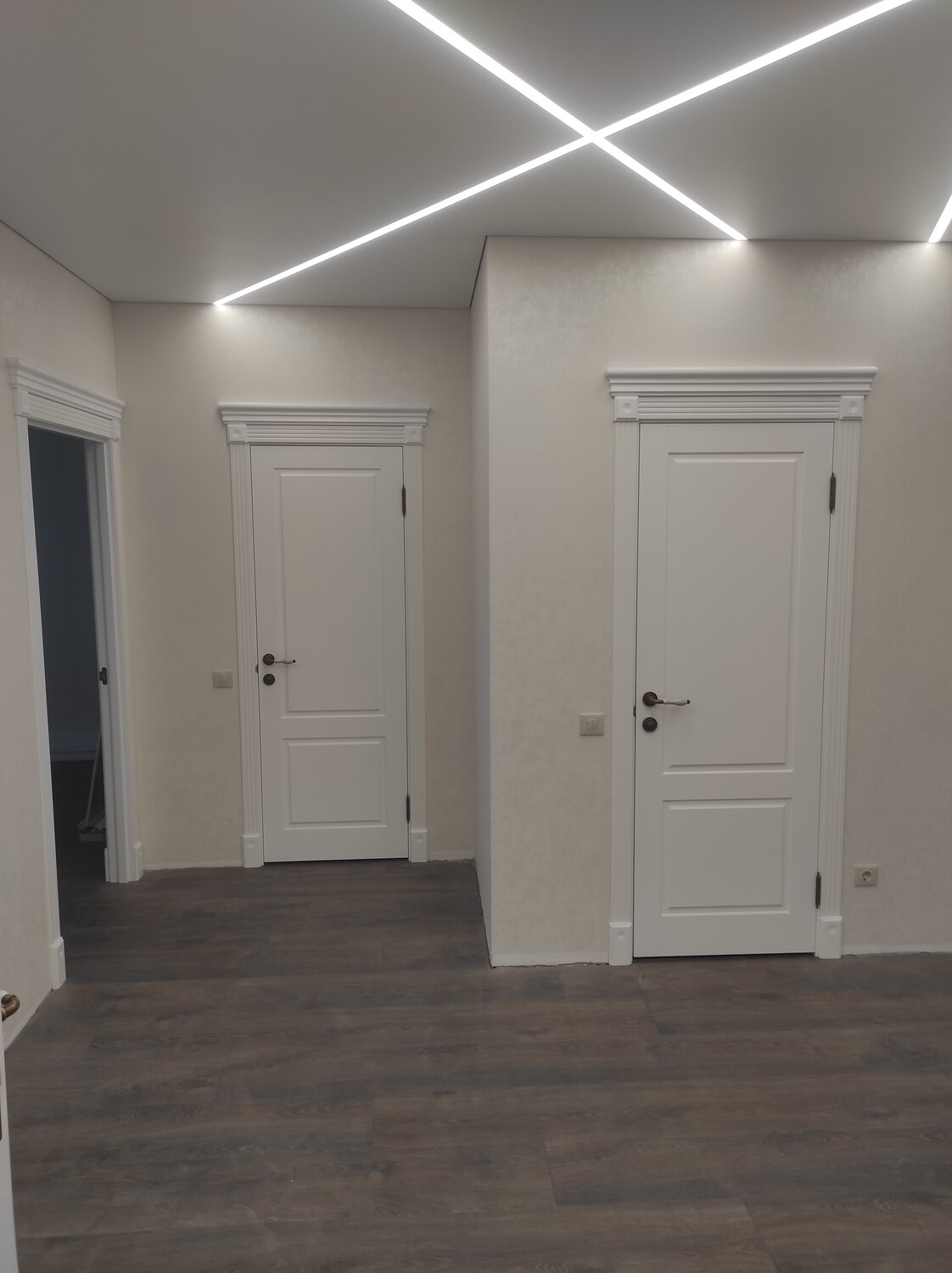 profil doors 1u аляска, белые двери в интерьере, двери в интерьере, белые двери с капителью в интерьере, белые двери с белым плинтусом