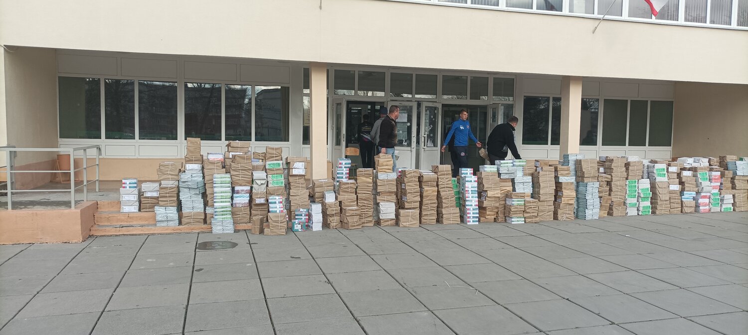 склад строительных материалов, грузчик на склад, строительный склад, склад, промышленный склад