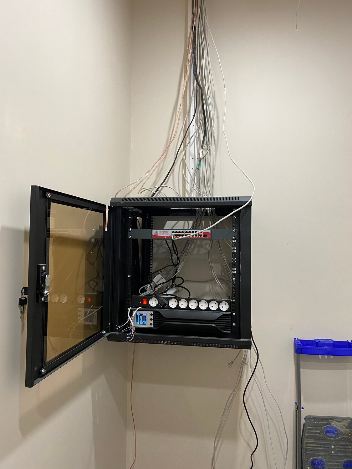uzm530mv abb щиты слаботочный, щит под слаботочку abb, активный телекоммуникационный шкаф мгтс, слаботочный щиток, слаботочный щит