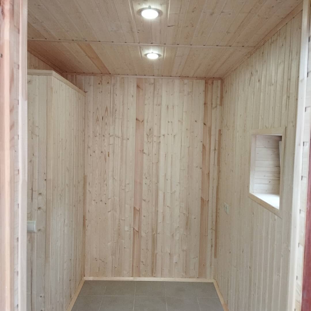 бытовка отделка вагонка, бытовка обшитая вагонкой, бытовка вагонка, бытовка дачная внутри, бытовка с душем
