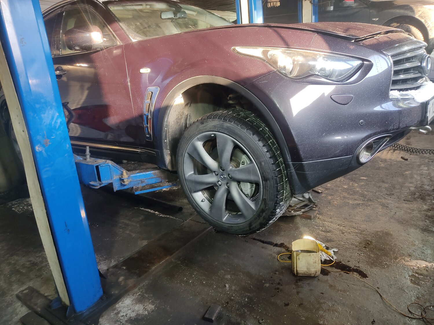 авто, фольксваген туарег в гараже, автомобиль, volkswagen touareg 2, Nissan Juke I Рестайлинг