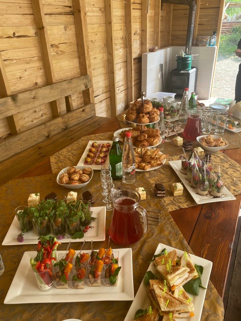 стол русской кухни, застолье на даче, праздничный стол, праздничный стол на природе, стол на турбазе