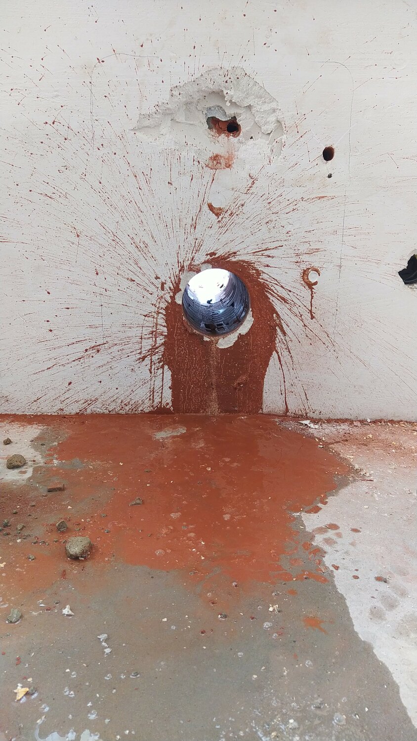 отверстие в стене, дырка, отверстие в стене туалета, hole, отверстие