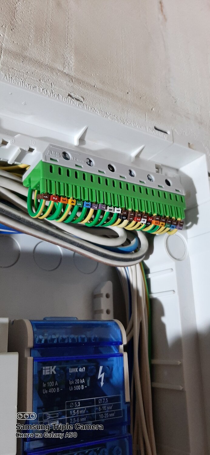 шина заземления/нулевая для распределительного щита schneider electric pra90090, нулевая колодка в электрощитке, электрический щит, сборка электрического щита, монтаж электрощита