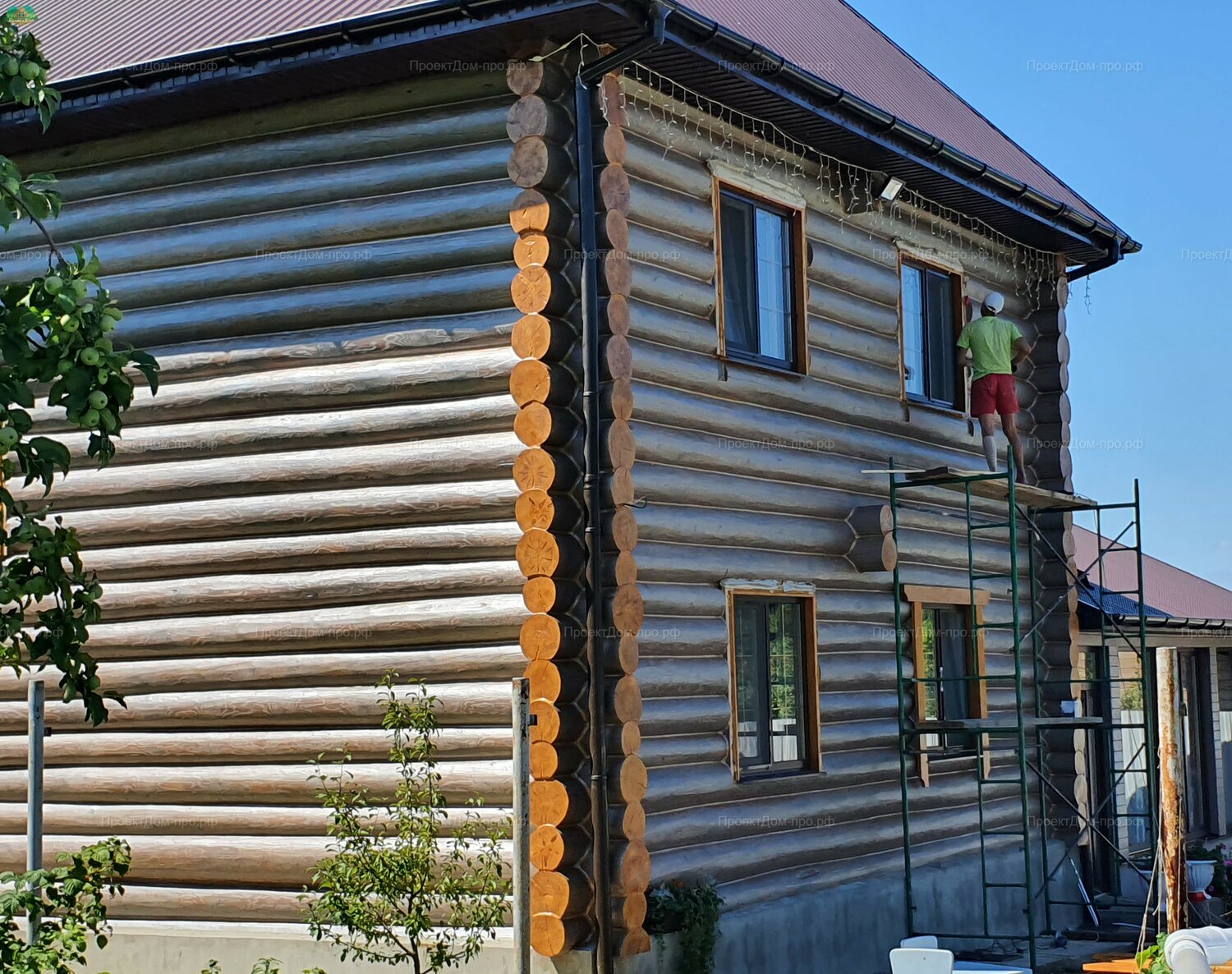 белый бревенчатый дом снаружи, покраска сруба снаружи, покраска сруба, деревянный дом, покраска деревянного дома