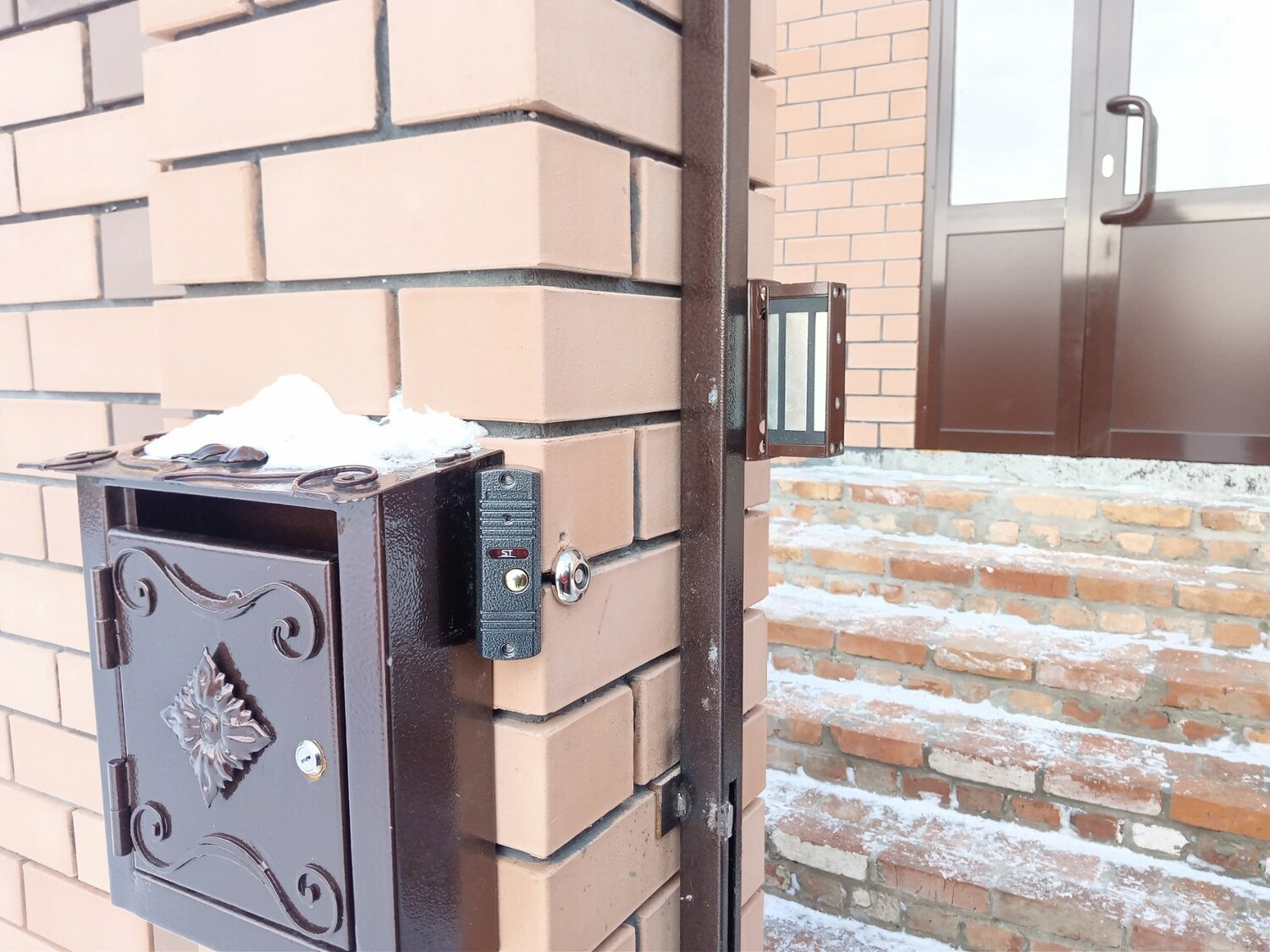 замок на калитку, магнитный замок для калитки с видеодомофоном, домофон на калитку, уличные калитки, электромагнитный замок на калитку