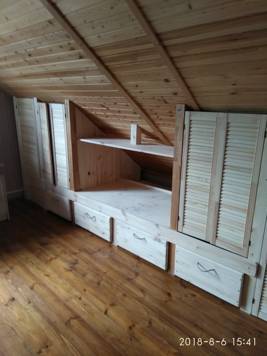 шкаф для мансарды, кровать на мансарде, отделка мансарды в каркасном доме, отделка мансарды, отделка мансарды вагонкой