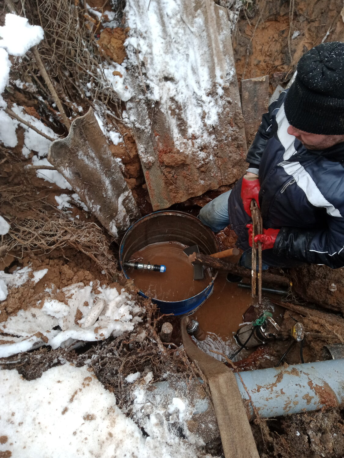 прорыв водопровода зимой, теплотрасса, фотосессия на теплотрассе, порыв теплотрассы первоуральск, канализационный коллектор обрушение