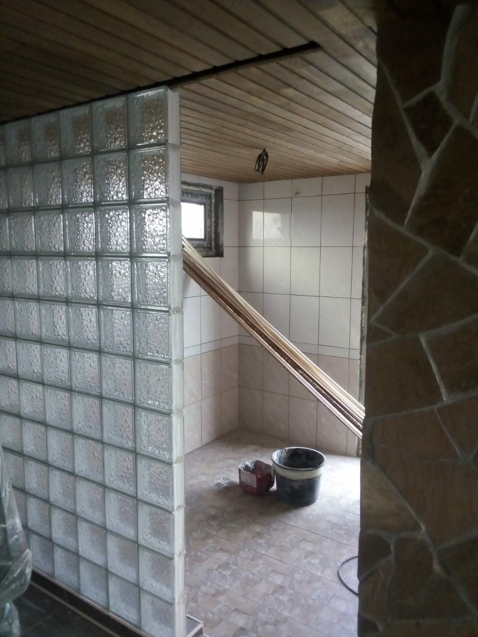 стеклянные блоки для перегородок в бане, стена из стеклоблоков, перегородка из стеклоблоков, стеклянные блоки для перегородок, перегородка из стеклоблоков в ванной