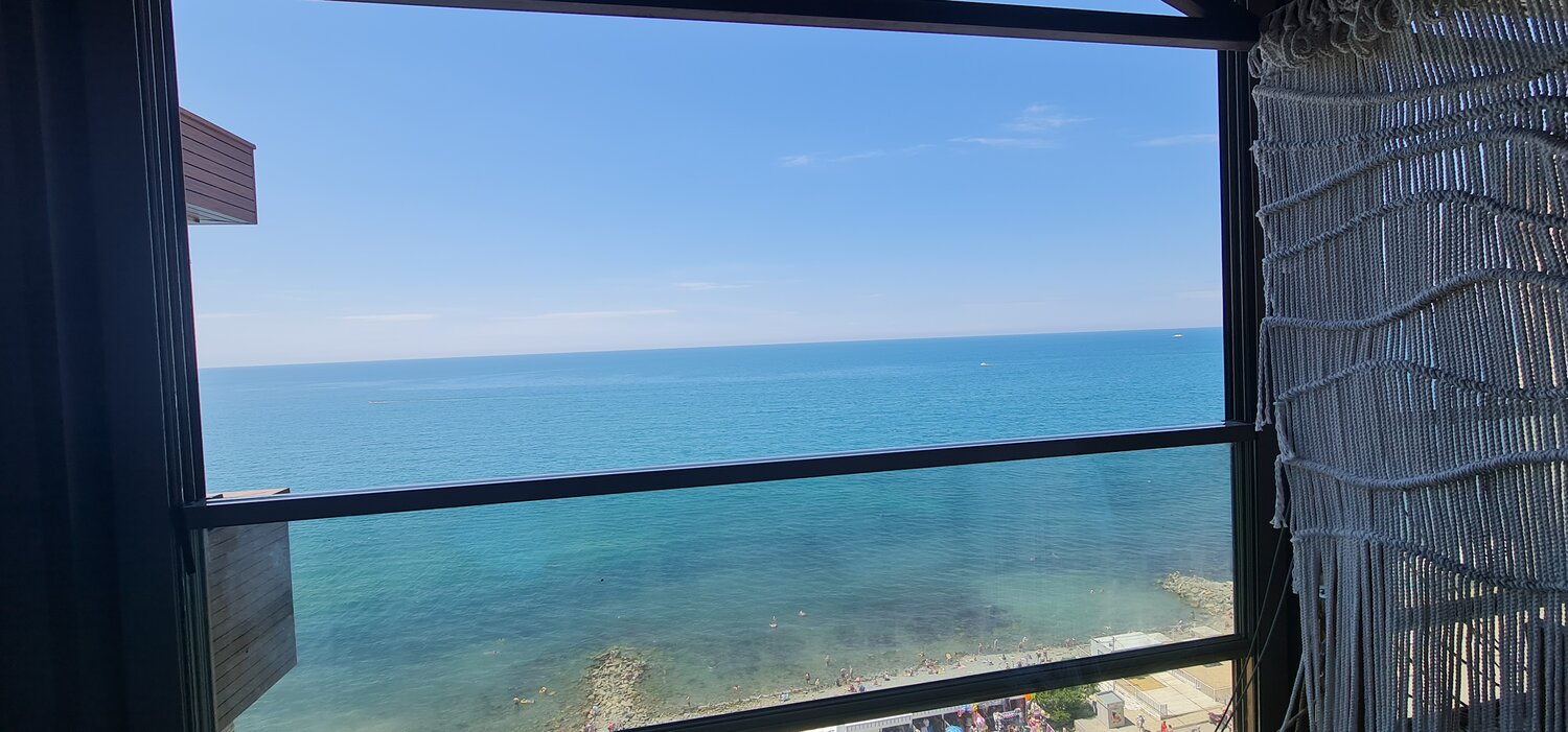 с видом на море, вид из окна на море, эллинг солнечный в лоо, чёрная бухта отель лоо, эллинг адлер "у андрея"