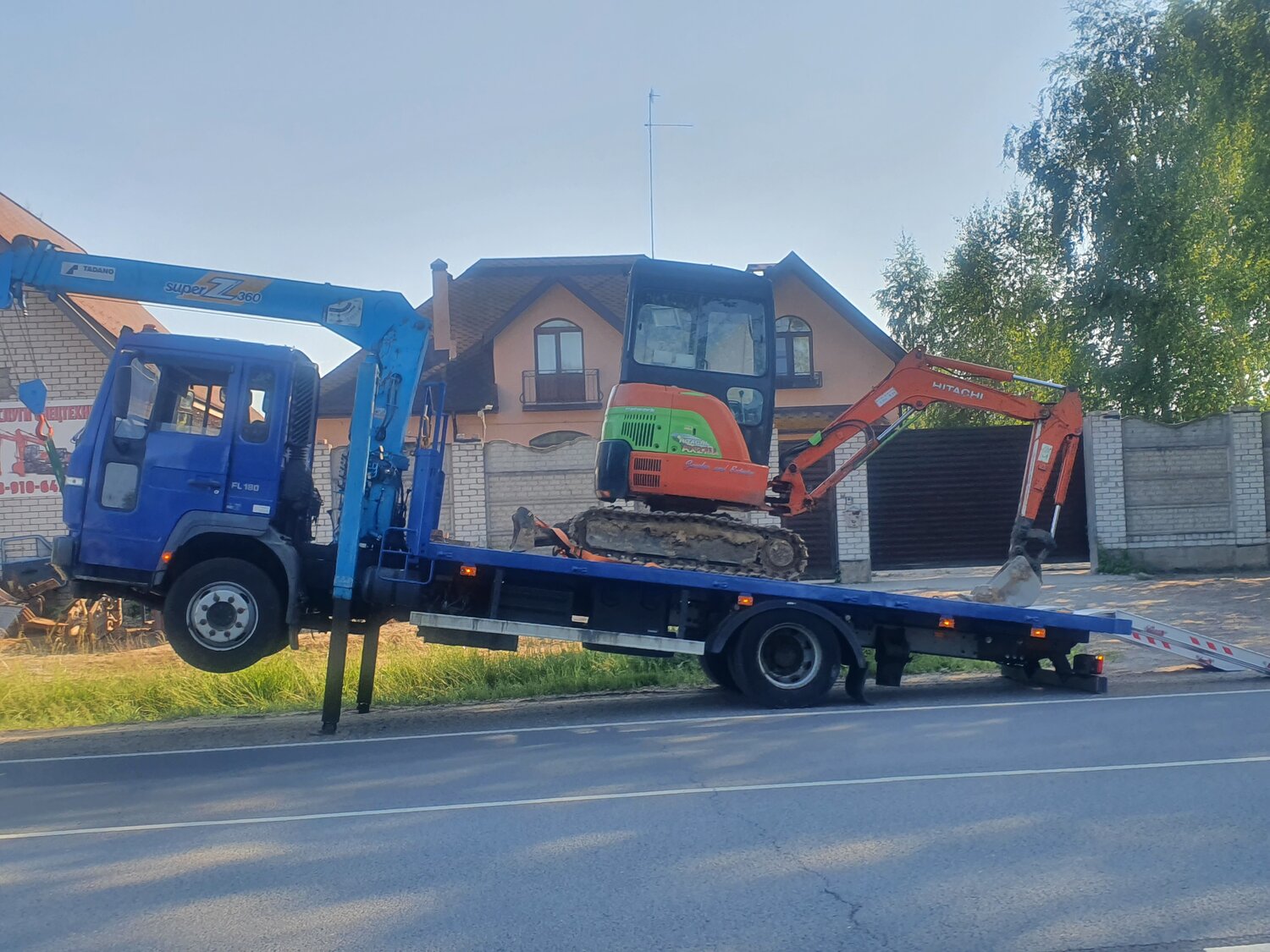 эвакуатор, манипулятор эвакуатор, эвакуатор везет эвакуатор, эвакуатор с краном, спецтехника эвакуатор