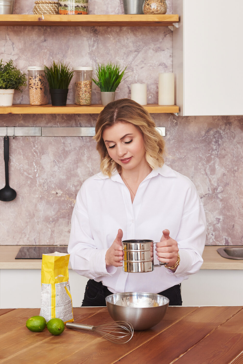 на кухне, женщина готовит на кухне, готовит на кухне