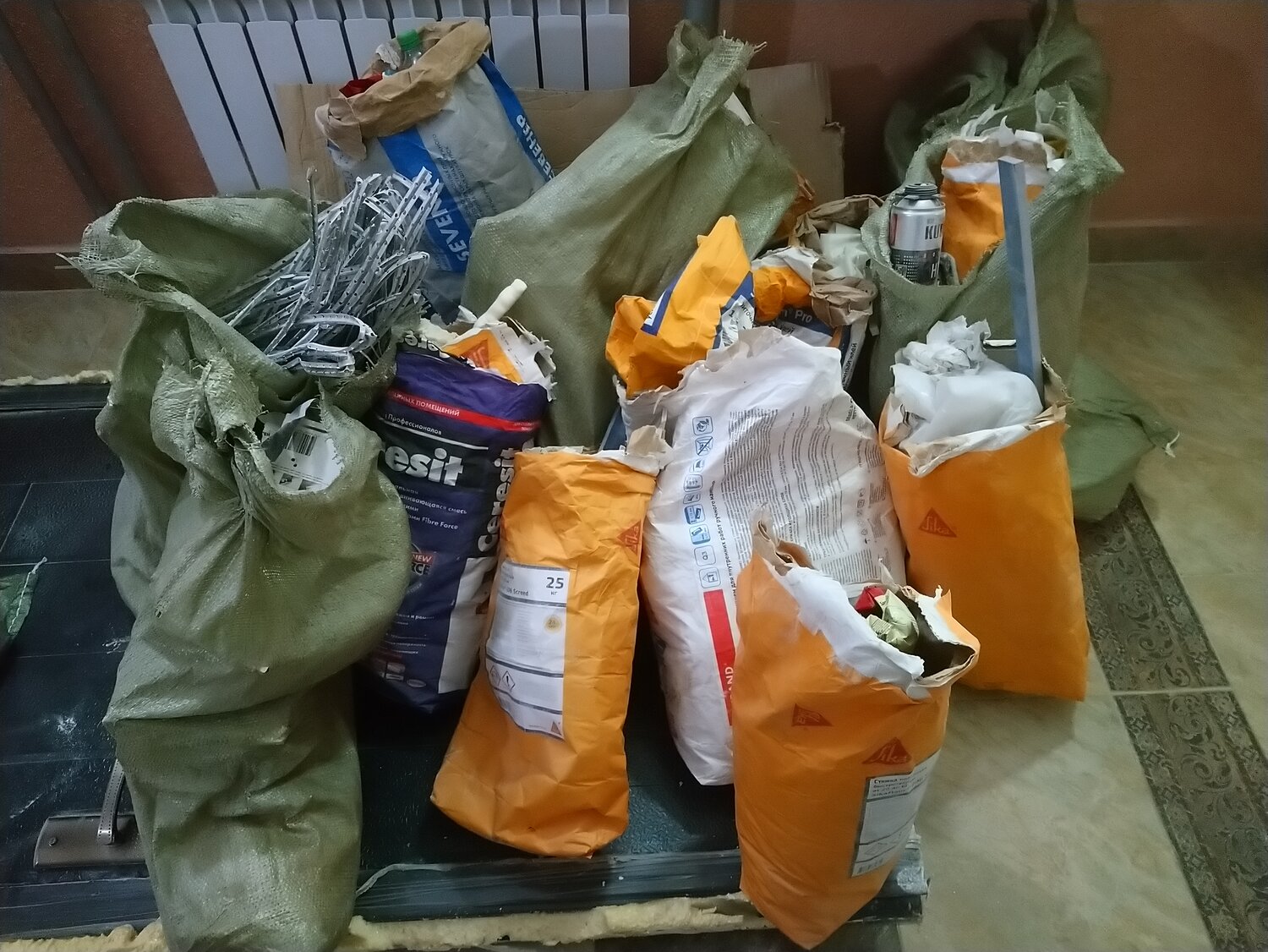 мешок с мусором, строительный мусор в мешках, мешок с ужасным мусором, отходы, сбор гуманитарной помощи