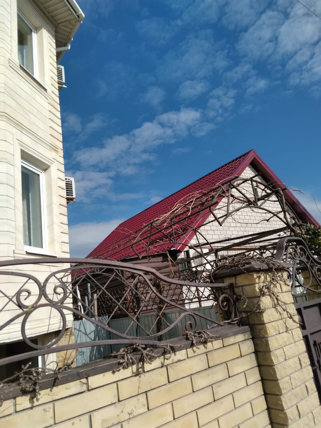 кованые балконы, выступ крыши над балконом в частном доме, балкон в частном доме, козырек в частном доме, балконные ограждения