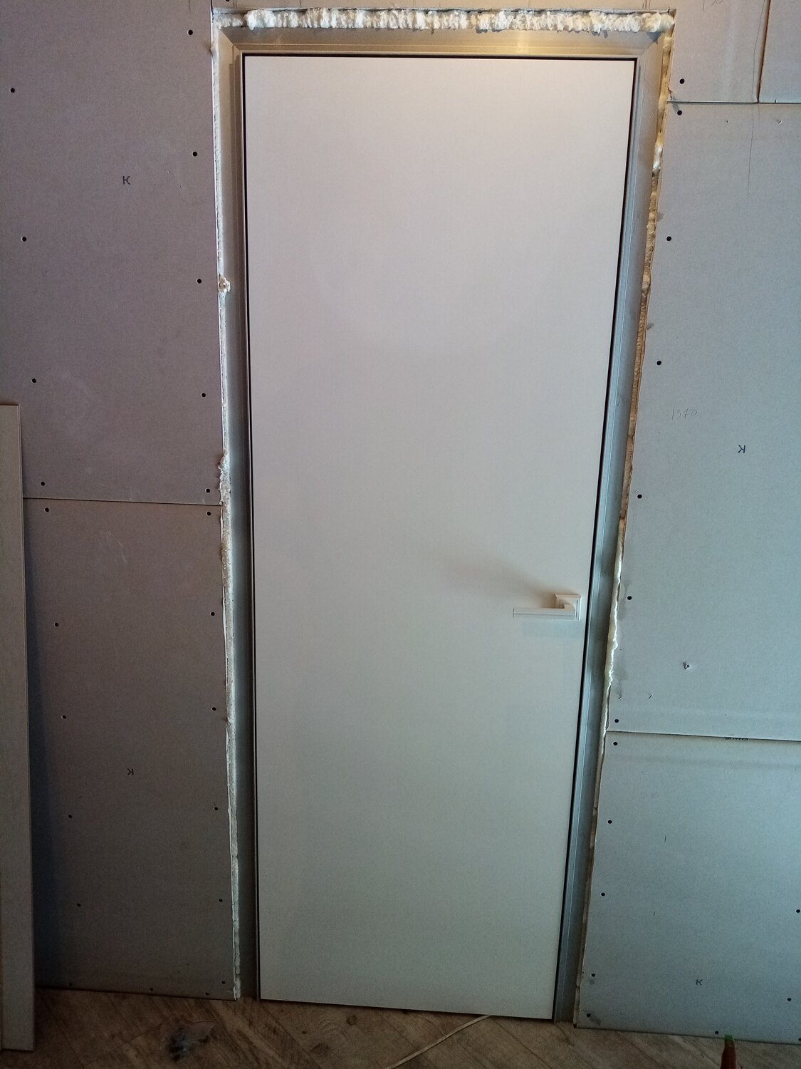 дверь, двери бу, деревянная дверь, деревянная дверь в новостройке, двери скрытого монтажа