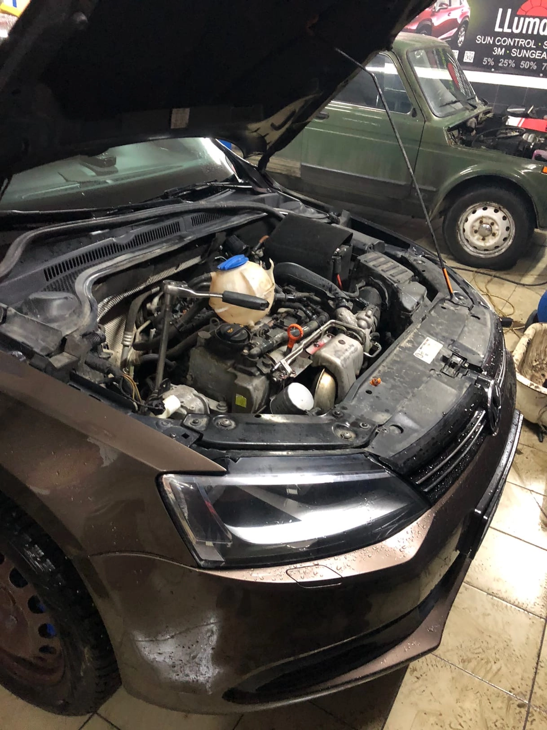 авто, автомобиль, двигатель бмв е60, ремонт авто, упоры капота vw polo 6