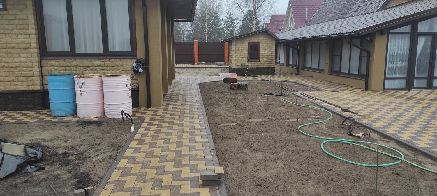 укладка тротуарная плитка, тротуарная плитка в частном доме, тротуарная плитка, тротуарная плитка во дворе частного дома, укладка брусчатки