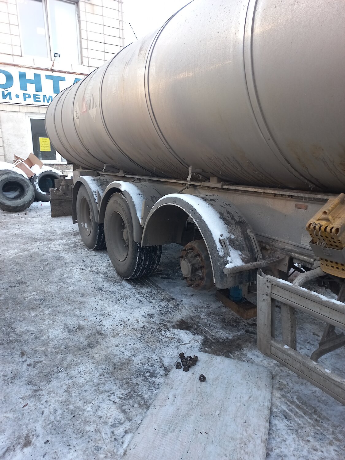 полуприцеп цистерна, полуприцеп цистерна алюминиевая, спецтехника цементовоз, бочка сеспель цементовоз, цистерна menci sl 1053es объем по секциям