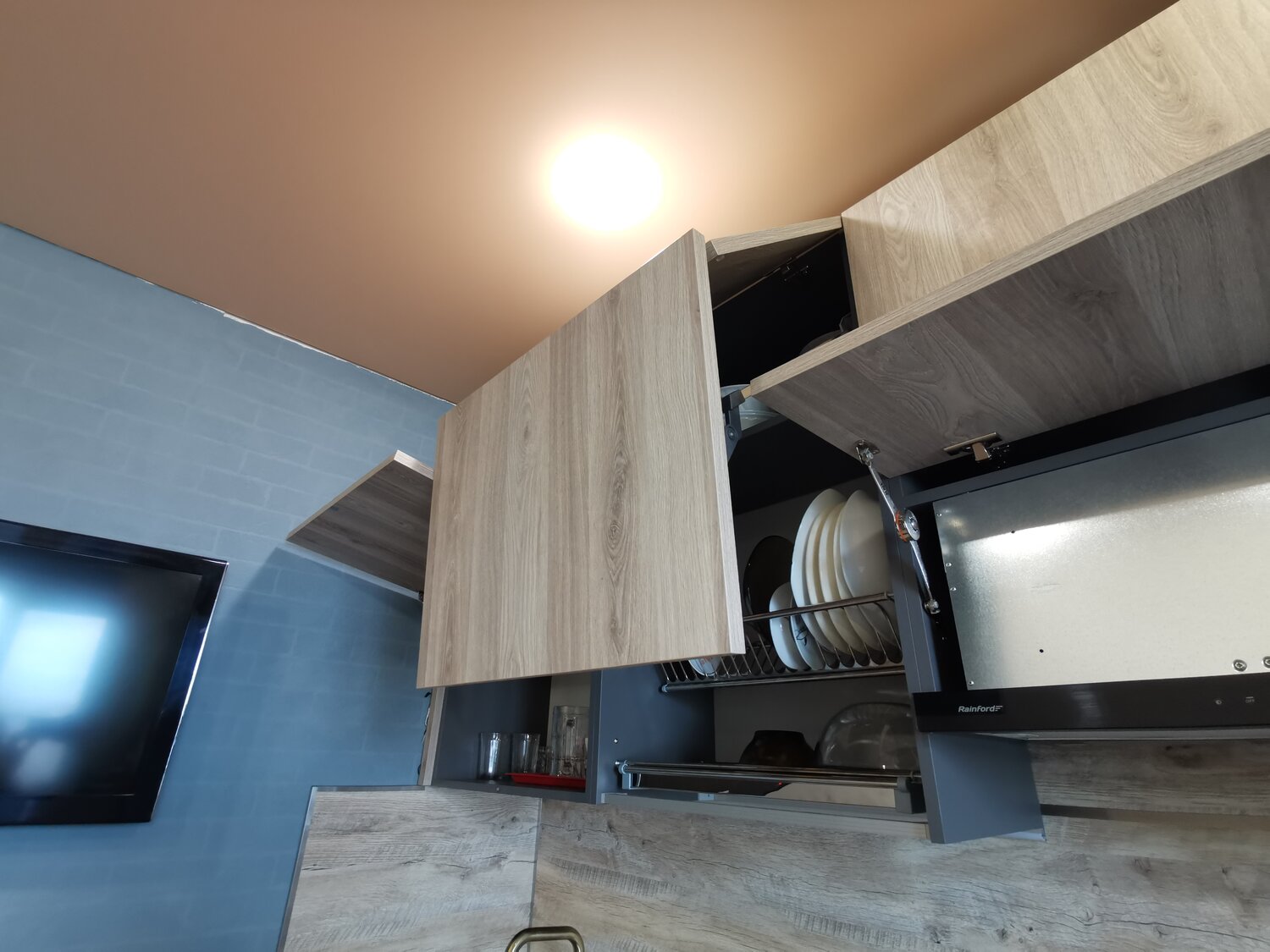 корпус кухни, подъемный механизм blum aventos hk, кухня шкаф, мебель современная, современная кухня