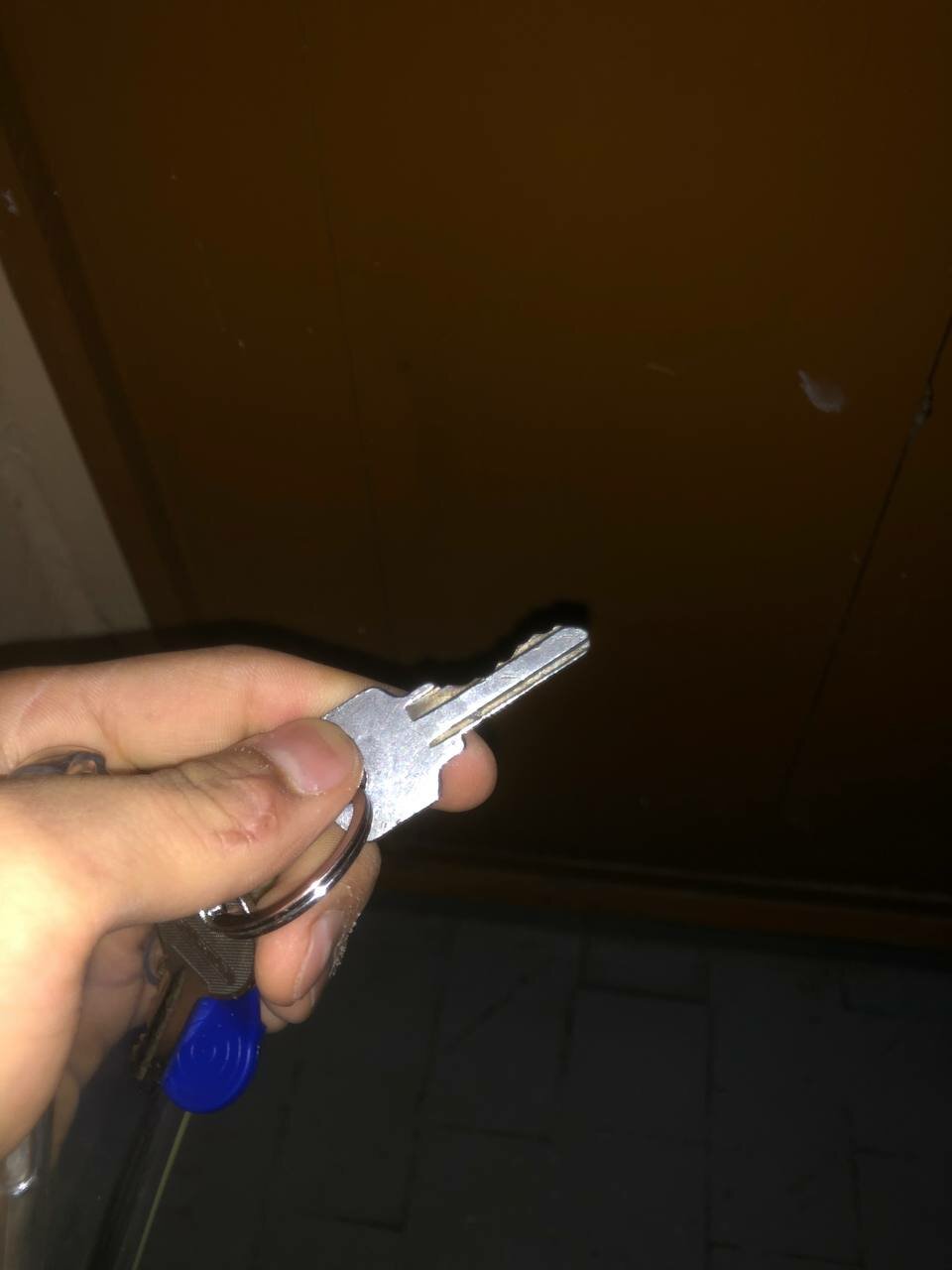 ключи, ключ в замке, замок без ключа, замок, ключи от автомобиля